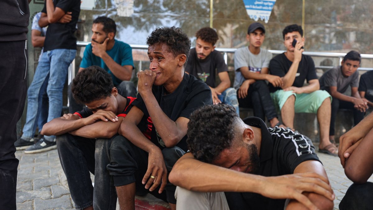 Mourners grieve during the funeral of three Palestinians at Al Shifa Hospital after they were killed in an Israeli strike on the Islamic University building, Gaza City, Palestine, Oct. 25, 2026. (AFP Photo)