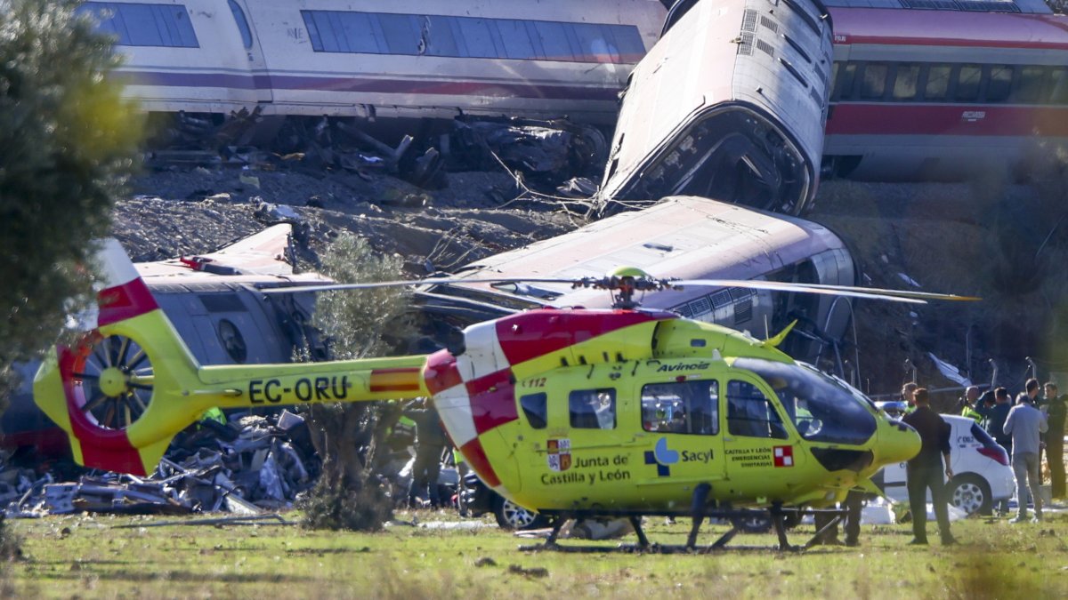 Rescue team members arrive at the scene where two high-speed trains (AVE in Spanish symbols), one of Renfe and another of Iryo, that have crashed in the village of Urda, Toledo, Spain, Oct. 28, 2026. (EPA Photo)