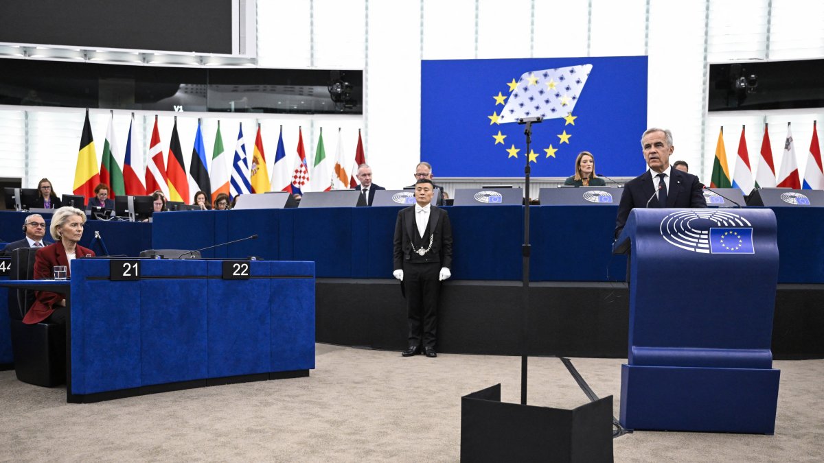 Canada's Prime Minister Mark Carney delivers a speech as European Commission President Ursula von der Leyen looks on in the hemicycle of the European Parliament in Strasbourg, eastern France, Sept. 17, 2026. (AFP File Photo)