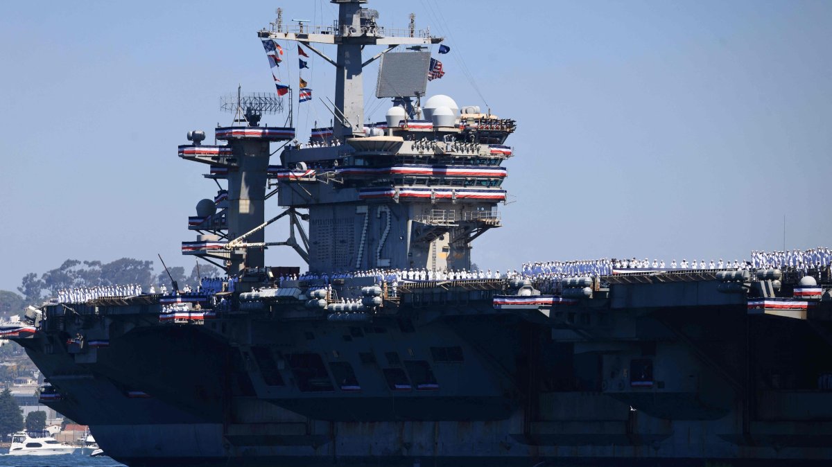 The U.S. Navy aircraft carrier USS Abraham Lincoln (CVN-72) arrives at Naval Air Station North Island in San Diego, California, Oct. 8, 2026. (AFP Photo)