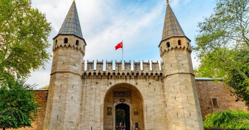 The Gate of Salutation, also known as the Middle Gate, leads to the Second Courtyard of Topkapı Palace, Istanbul, Türkiye, Nov. 1, 2021. (Shutterstock Photo)