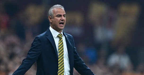 Fenerbahçe head coach Ismail Kartal watches from the sidelines during the Süper Lig match against Galatasaray at RAMS Park, Istanbul, Türkiye, Oct. 26, 2026. (AA Photo)