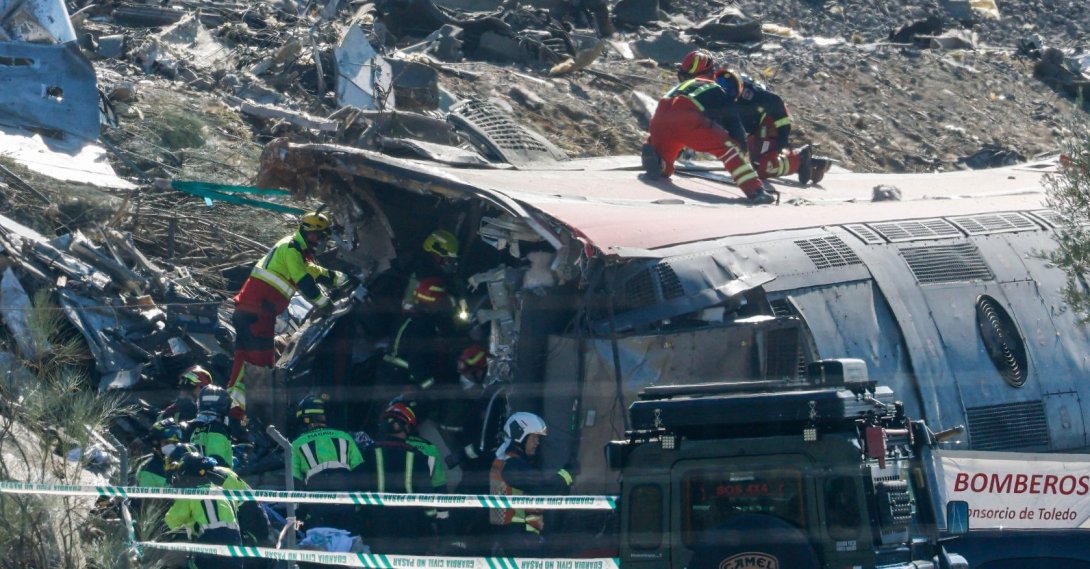 Emergency services work at the site of a train crash between a high-speed Renfe AVE train and an Iryo train around 150 km south of Madrid, between Urda and Los Yebenes in the province of Toledo, Spain, Oct. 28, 2026. (AFP Photo)