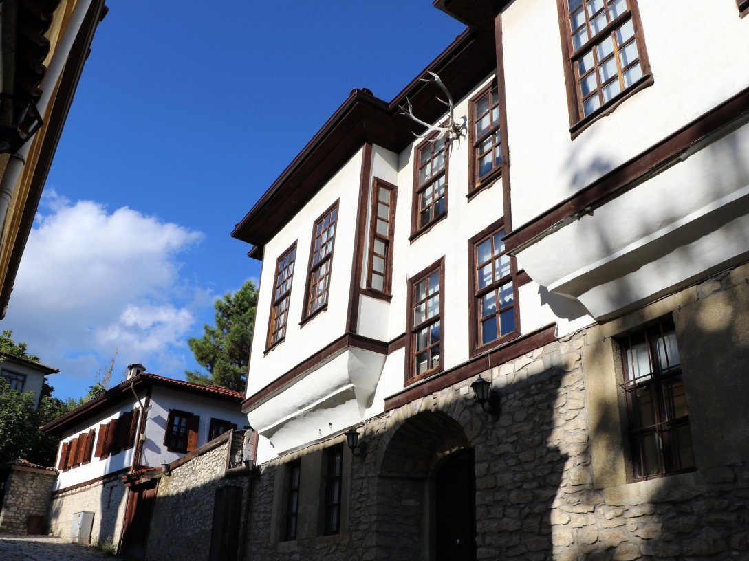 Deer antlers adorn the rooftops of historic houses and mansions in Safranbolu, Karabük, Oct. 27, 2026. (IHA Photo)