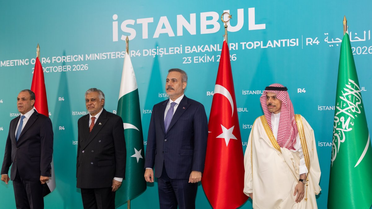(L-R) Egyptian Foreign Minister Badr Abdelatty, Pakistani Foreign Minister Mohammad Dar, Foreign Minister Hakan Fidan and Saudi Arabia's foreign minister, Prince Faisal Bin Farhan Al Saud, pose for a photo during the R4 E3 foreign ministers' meeting, Istanbul, Türkiye, Oct. 23, 2026. (AA Photo)