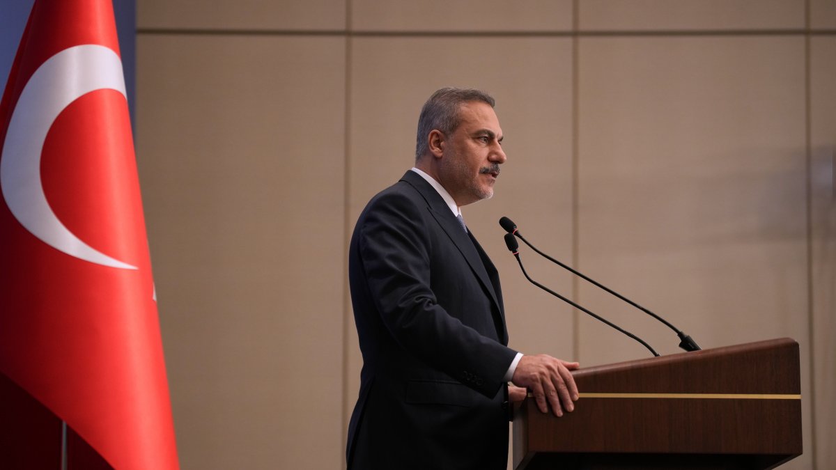 Foreign Minister Hakan Fidan speaks during a press conference following the R4 E3 meeting, Istanbul, Türkiye, Oct. 23, 2026.(AP Photo)