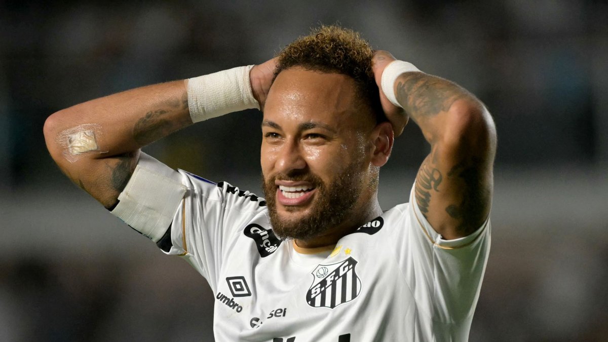 Santos' Neymar reacts during the second leg of the Copa Sudamericana knockout round play-off football match between Brazil's Santos and Venezuela's Universidad Central at the Urbano Caldeira stadium, in Santos, state of Sao Paulo, Brazil, July 28, 2026. (AFP Photo)