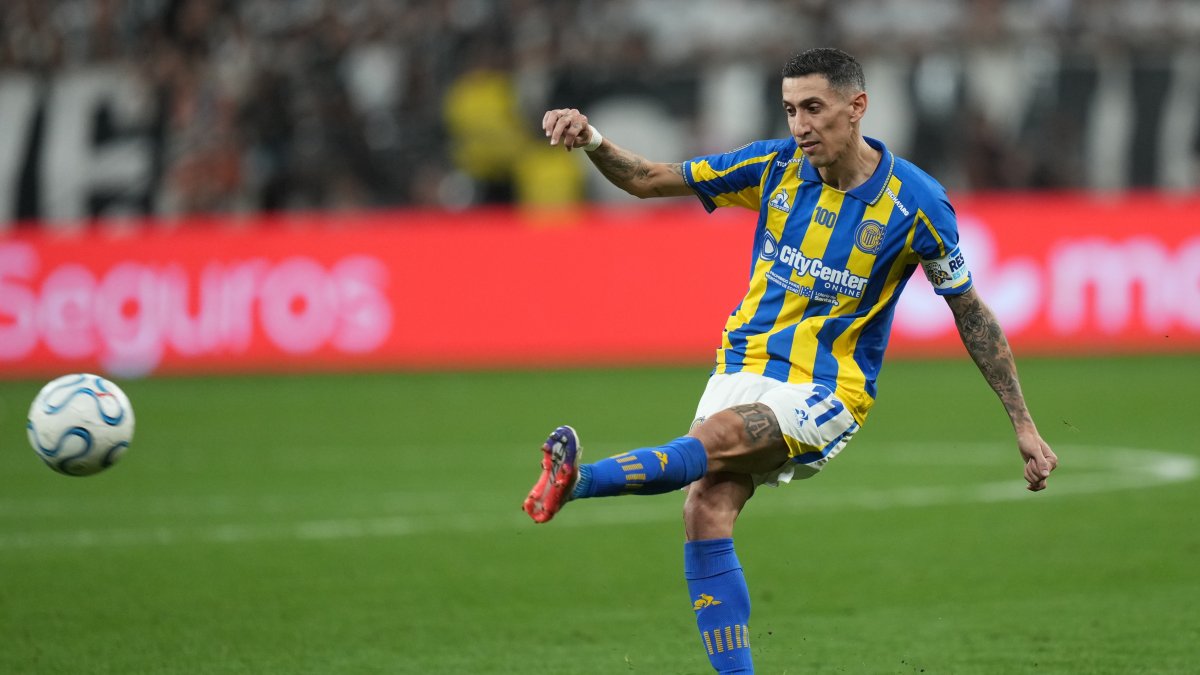 Angel Di Maria of Argentina's Rosario Central kicks the ball during a Copa Libertadores round of 16 second-leg match against Brazil's Corinthians, Sao Paulo, Brazil, Aug. 20, 2026. (AP Photo)
