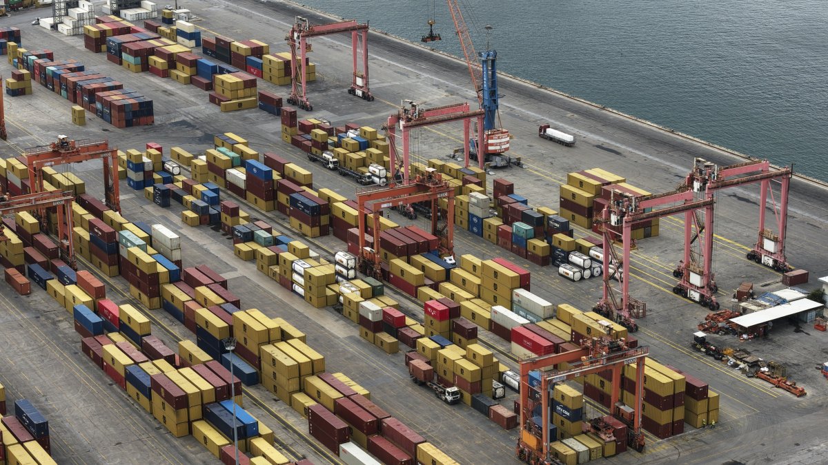 An aerial view of containers at a port, Izmir, western Türkiye, Oct. 13, 2026. (AA Photo)