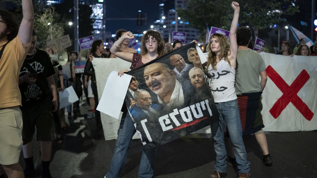 Moderate Israelis hold a rally to call on the Israeli opposition to form a coalition government with Arab parties, in Tel Aviv, Israel, Oct. 28, 2026. (AA Photo)