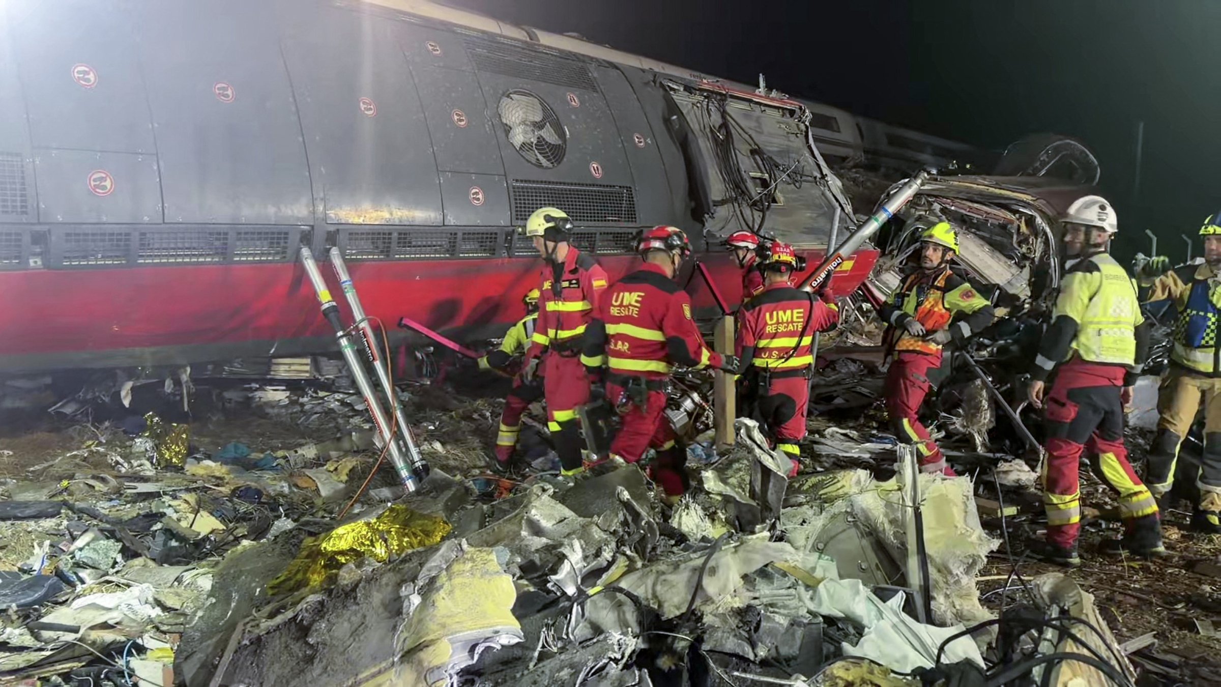 Spain's Military Emergency Unit prepares to remove damaged carriages of a train crash near Urda, Spain, Oct. 29, 2026. (AFP Photo)