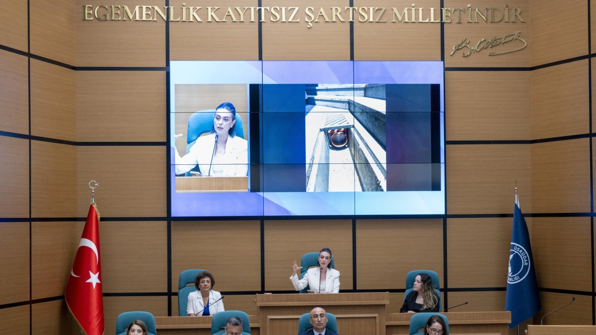 Üsküdar Mayor Sinem Dedetaş (C) speaks at the municipal assembly meeting, Istanbul, Türkiye, July 6, 2026. (AA Photo)