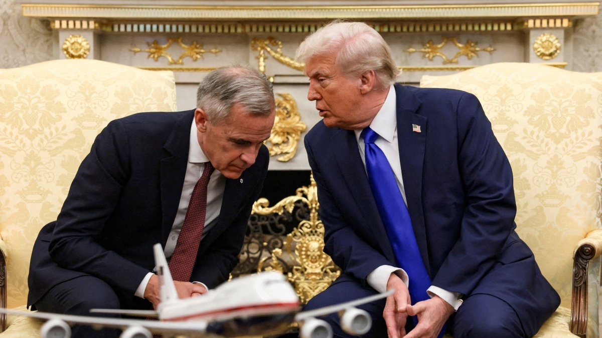 U.S. President Donald Trump meets with Canada's Prime Minister Mark Carney in the Oval Office at the White House in Washington, D.C., U.S., Oct. 7, 2025. (Reuters File Photo)
