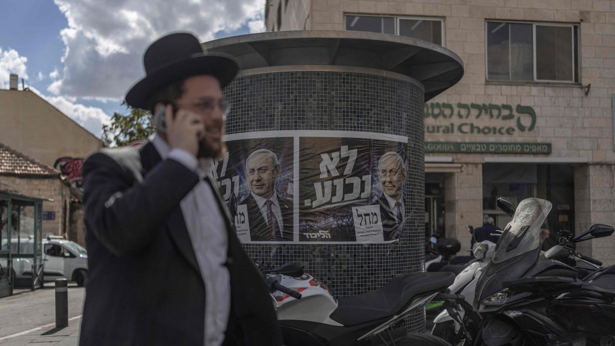 Israelis walk past a poster of Israel's Prime Minister Benjamin Netanyahu as Israelis await the final results of the general election, west Jerusalem, Israel, Oct. 29, 2026. (AFP Photo)