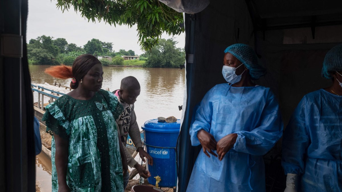 A traveller washes his hands before his temperature is taken by health workers after arriving at the M’Poko Bac landing stage, in Bimbo district south-west of Bangui, CAR, Oct. 28, 2026. (AFP Photo)