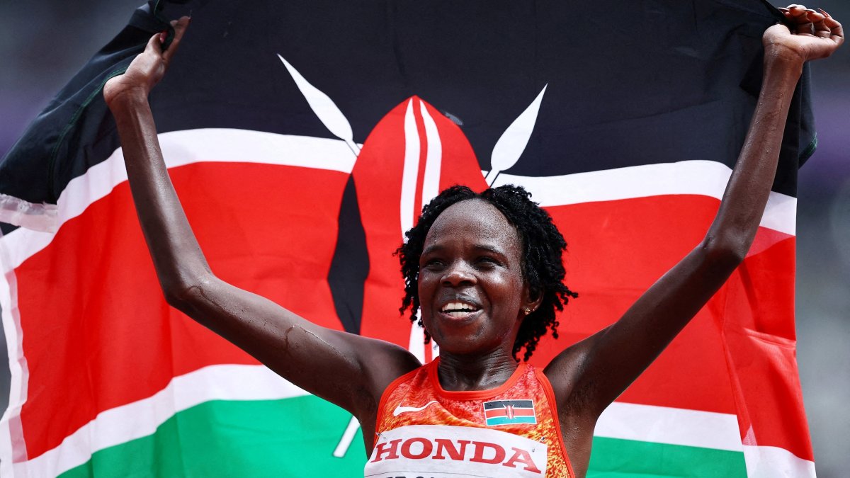 Kenya's Peres Jepchirchir celebrates after winning the Tokyo 2025 World Athletics Championships Women's Marathon Final at Japan National Stadium, Tokyo, Japan, Sept. 14, 2025. (Reuters Photo)