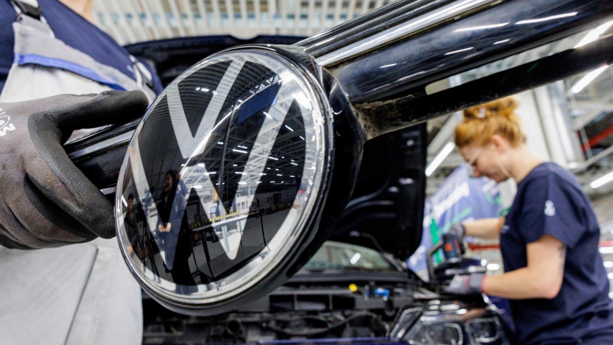 An employee of German car manufacturer Volkswagen is seen at a factory in Zwickau, eastern Germany, Oct. 28, 2026. (AFP Photo)