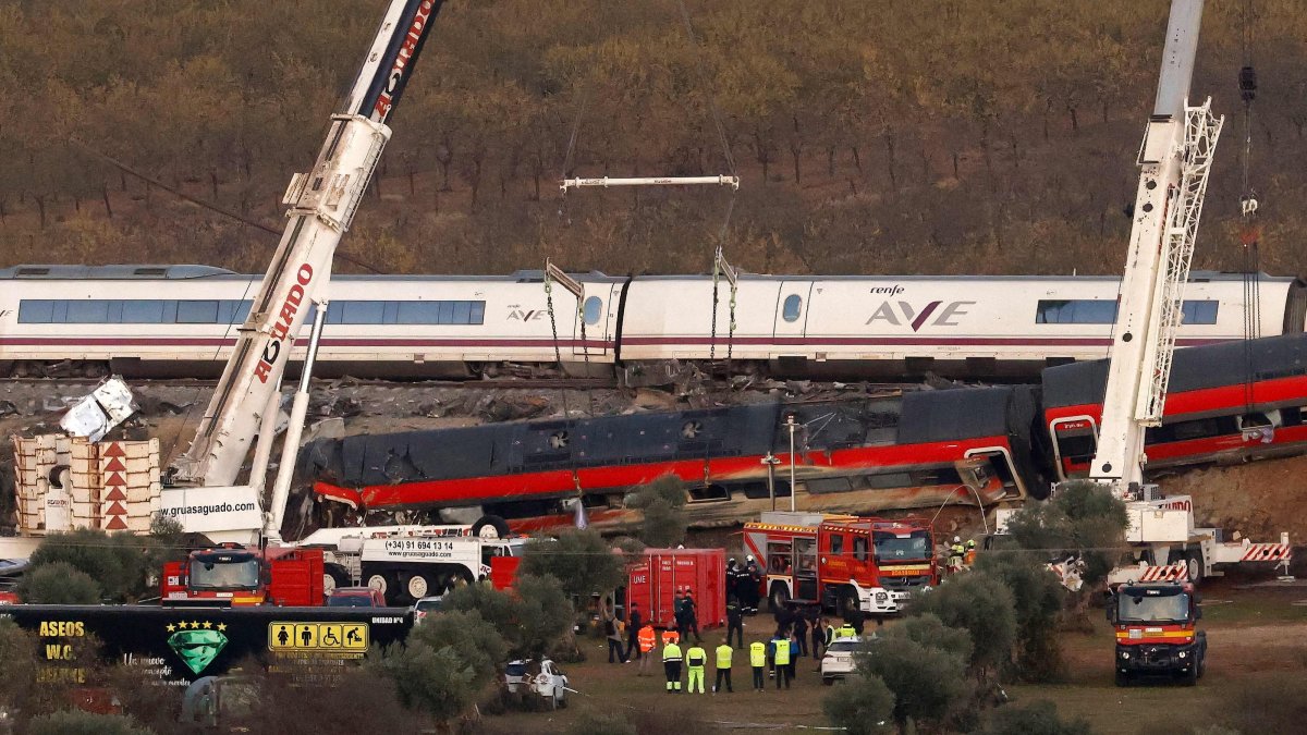 Huge cranes are employed to remove wrecked carriages of a train crash between a Renfe AVE train and an Iryo train, one day after the deadly accident in Urda, Toledo, Spain, Oct. 29, 2026. (AFP Photo)