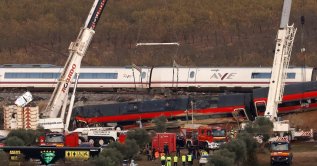Huge cranes are employed to remove wrecked carriages of a train crash between a Renfe AVE train and an Iryo train, one day after the deadly accident in Urda, Toledo, Spain, Oct. 29, 2026. (AFP Photo)