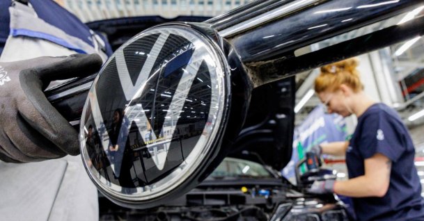 An employee of German car manufacturer Volkswagen is seen at a factory in Zwickau, eastern Germany, Oct. 28, 2026. (AFP Photo)