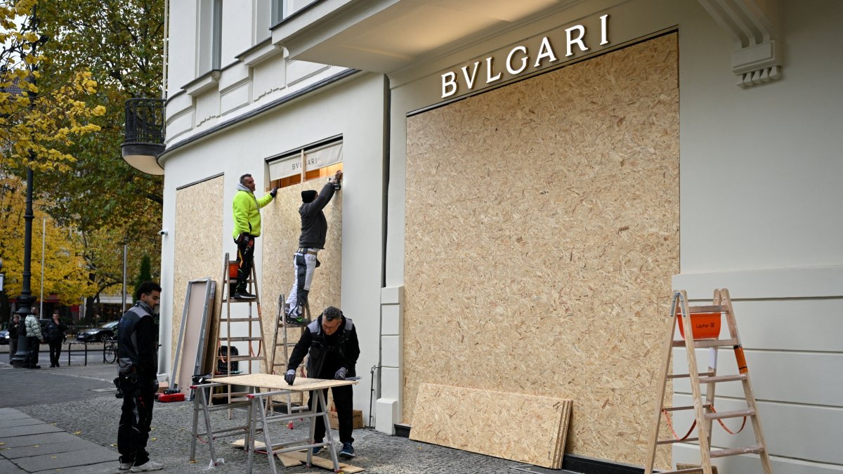 Workers secure a Bvlgari store with wooden boards ahead of expected protests by the youth movement "Gen Z regelt" in Berlin, Germany, Oct. 30, 2026. (Reuters photo)