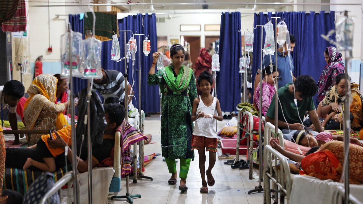 Dengue-infected children receive treatment at the Mugda Medical College and Hospital, Dhaka, Bangladesh, Oct. 7, 2026. (Reuters Photo)
