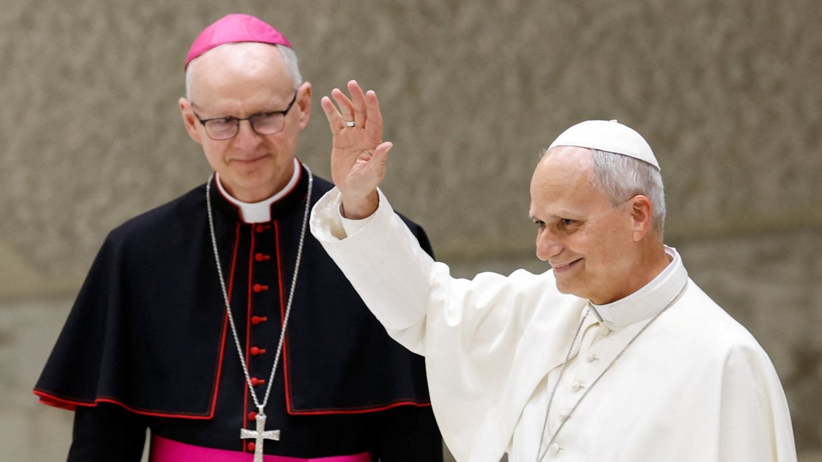 Pope Leo waves to the crowd as he attends an audience with delegations from basketball teams Notre Dame Fighting Irish and Villanova Wildcats before the two teams open the US college basketball season, at the Paul VI Audience Hall at the Vatican, Oct. 31, 2026. (Reuters Photo)