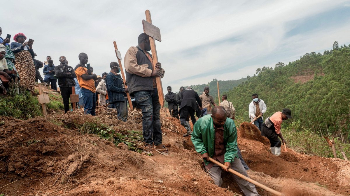 Relatives attend the funeral of an eight-month-pregnant Congolese woman, who died of Ebola, and her fetus, at a cemetery, as aid agencies intensify efforts to contain a new Ebola outbreak involving the Bundibugyo species, Butembo, North Kivu province, DRC, Oct. 5, 2026. (Reuters Photo)