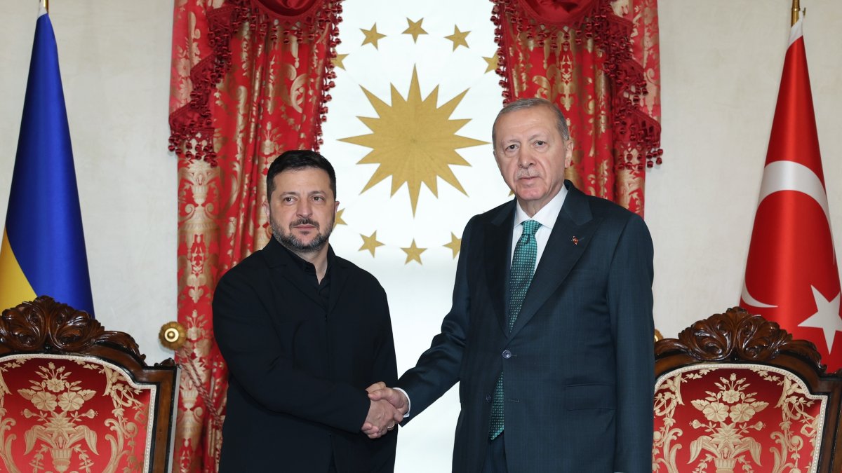 President Recep Tayyip Erdoğan Erdoğan (R) shakes hands with Ukraine's President Volodymyr Zelenskyy at the Dolmabahçe Palace, Istanbul, Türkiye, Oct. 31, 2026. (IHA Photo)